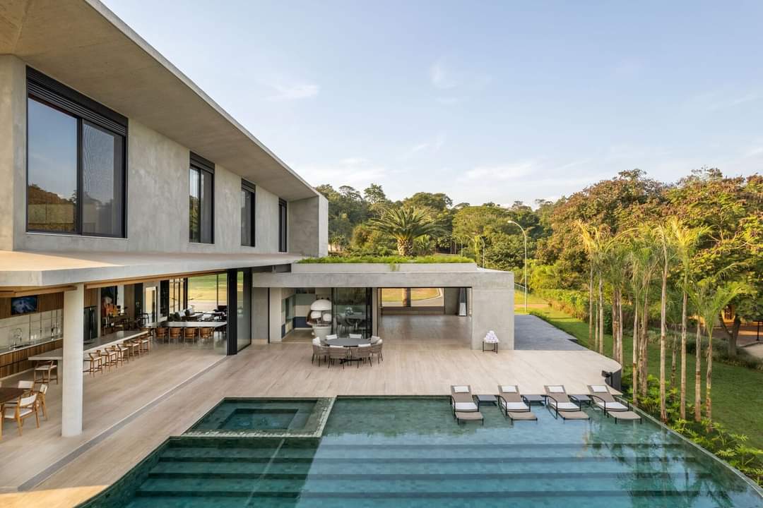 Safari Sovereign Residence Hero Image 2